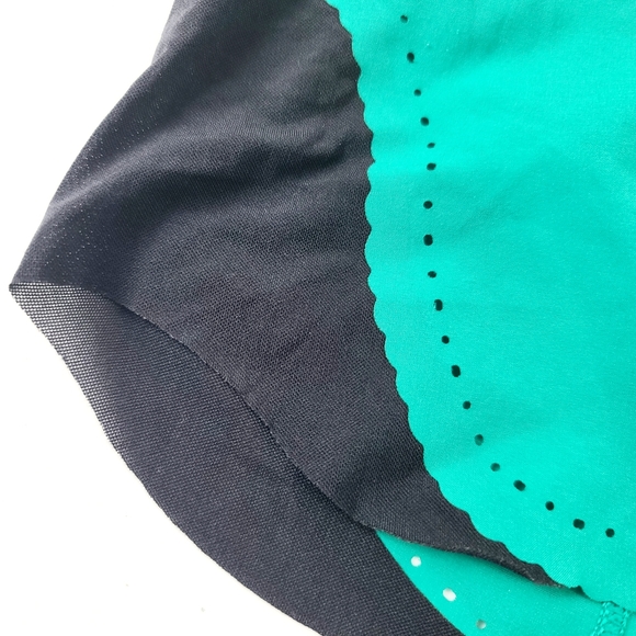 Lululemon Athletica Women's Smooth Stride Short Size 8 - Picture 2 of 5